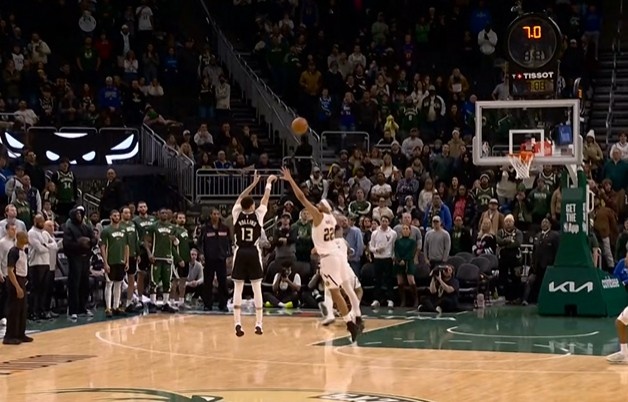 华体会APP-疯狂续命！罗林斯弧顶撤步变向再中三分 分差仅剩1分